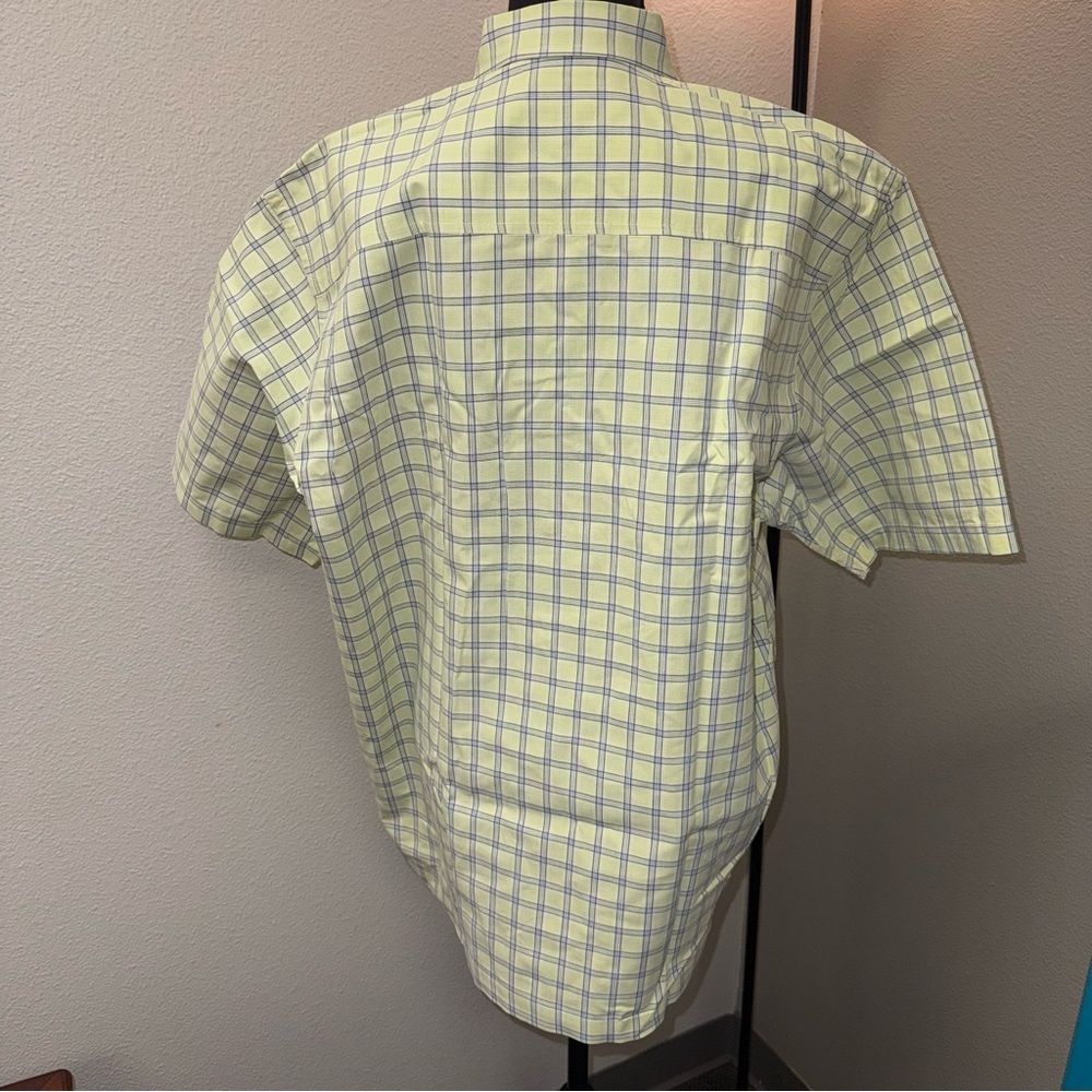 IZOD Men's Short Sleeve Button Up Shirt. Large - Picture 4 of 7